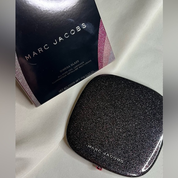 Marc Jacobs Omega Glaze Allover Foil Luminizer Highlighter - Picture 3 of 5